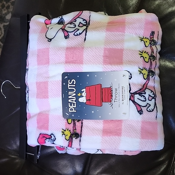 Brand new Berkshire Peanuts Snoopy Pink Holiday Blanket - Picture 1 of 8
